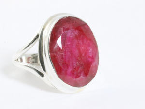 25401 Ovale zilveren ring met robijn