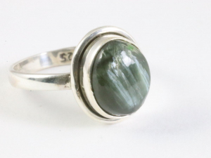 25335 Fijne zilveren ring met groene serafiniet