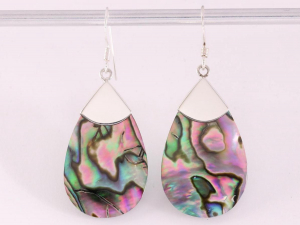 52802 Grote druppelvormige zilveren oorbellen met abalone schelp