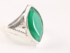 23545 Opengewerkte zilveren ring met groene onyx