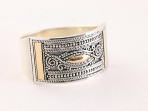 23645 Traditionele bewerkte zilveren ring met 18k gouden decoratie