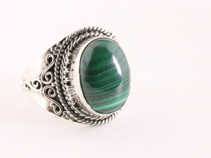 23901 Bewerkte zilveren ring met malachiet