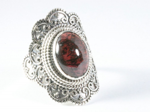 25706 Bewerkte zilveren ring met granaat
