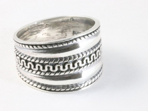 25109 Brede zilveren ring met meander gravering en kabelpatronen