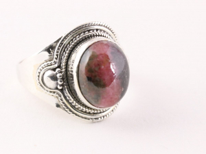 23920 Bewerkte zilveren ring met rhodoniet