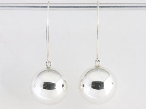 54786 Lange zilveren oorbellen met hoogglans bollen