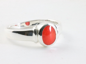 24748 Fijne hoogglans zilveren ring met rode koraal steen