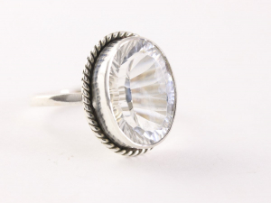22048 Bewerkte zilveren ring met bergkristal