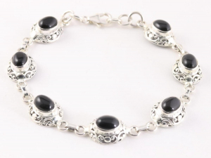 31990 Bewerkte zilveren armband met onyx