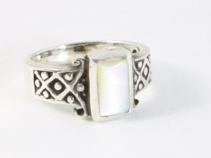 25282 Bewerkte zilveren ring met parelmoer