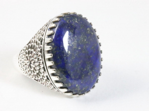 25473 Zware bewerkte zilveren ring met lapis lazuli