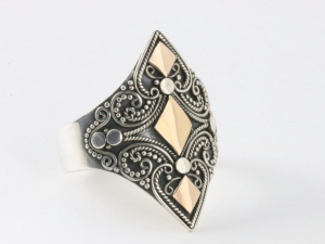 25245 Traditionele bewerkte zilveren ring met 18k gouden decoraties