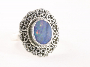 24162 Bewerkte zilveren ring met blauwe doublet opaal