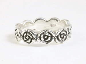 24469 Fijne zilveren ring met roosjes