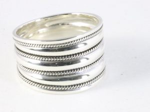 25216 Brede hoogglans zilveren ring met fijne kabelpatronen