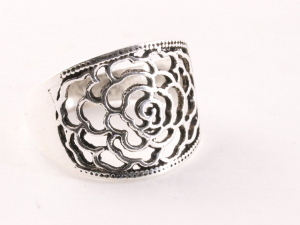 24327 Opengewerkte zilveren ring met roos