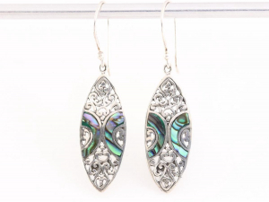 53365 Lange bewerkte zilveren oorbellen met abalone schelp