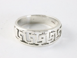 25570 Fijne opengewerkte zilveren ring met Grieks motief