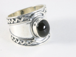 25249 Bewerkte zilveren ring met onyx