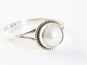 24934 Fijne bewerkte ronde zilveren ring met parel