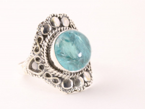 23955 Bewerkte zilveren ring met blauwe apatiet