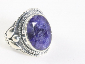 25443 Zware bewerkte zilveren ring met blauwe saffier