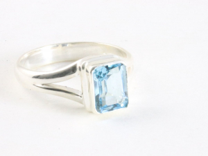 25220 Hoogglans zilveren ring met blauwe topaas