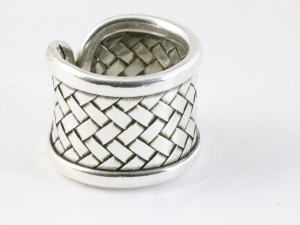 25614 Brede gevlochten zilveren ring