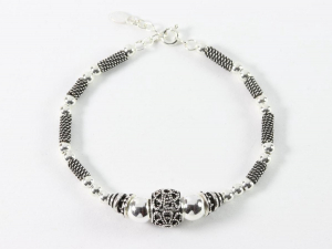31051 Fijne bewerkte zilveren kralenarmband