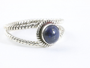 24786 Opengewerkte zilveren ring met lapis lazuli