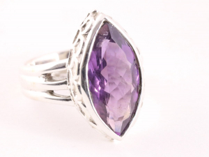25323 Bewerkte zilveren ring met amethist