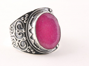 24342 Bewerkte zilveren ring met robijn