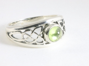 25254 Opengewerkte hoogglans zilveren ring met peridoot