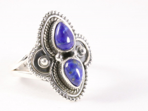 22809 Bewerkte zilveren ring met lapis lazuli