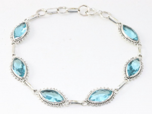 32457 Bewerkte zilveren armband met blauwe topaas