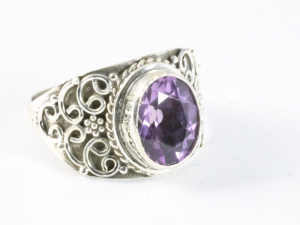 25629 Bewerkte zilveren ring met amethist