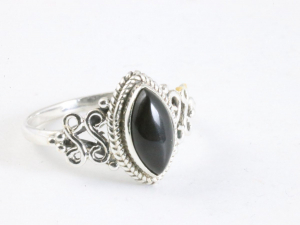 25030 Fijne bewerkte zilveren ring met onyx