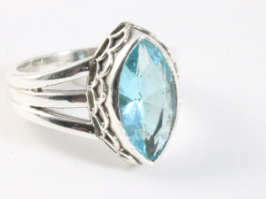 25326 Bewerkte zilveren ring met blauwe topaas