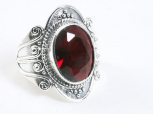 25044 Bewerkte zilveren ring met granaat