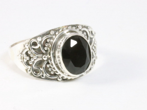 24484 Bewerkte zilveren ring met onyx