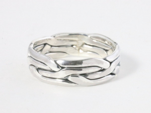 24797 Gevlochten zilveren ring