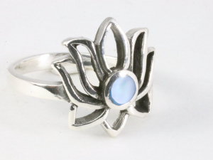 25221 Opengewerkte zilveren lotus bloem ring met blauwe schelp