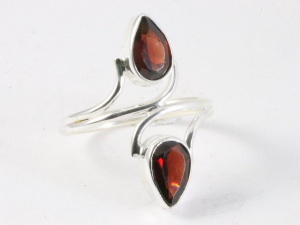 25485 Fijne zilveren ring met granaat