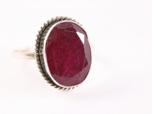 21307 Bewerkte zilveren ring met robijn