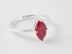 25051 Fijne hoogglans zilveren ring met robijn