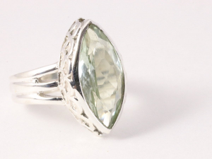 25324 Bewerkte zilveren ring met groene amethist