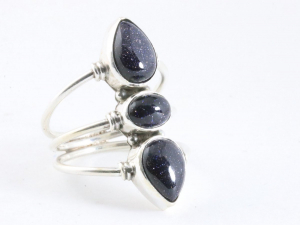 24775 Opengewerkte zilveren ring met 3 blauwe zonnestenen