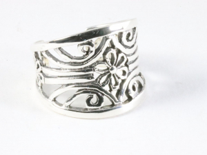 25655 Brede opengewerkte zilveren ring met bloem