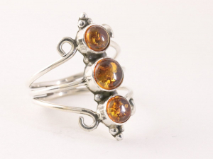 23756 Opengewerkte zilveren ring met 3 amber stenen