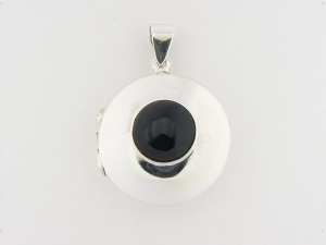 40197 Rond hoogglans zilveren medaillon met onyx